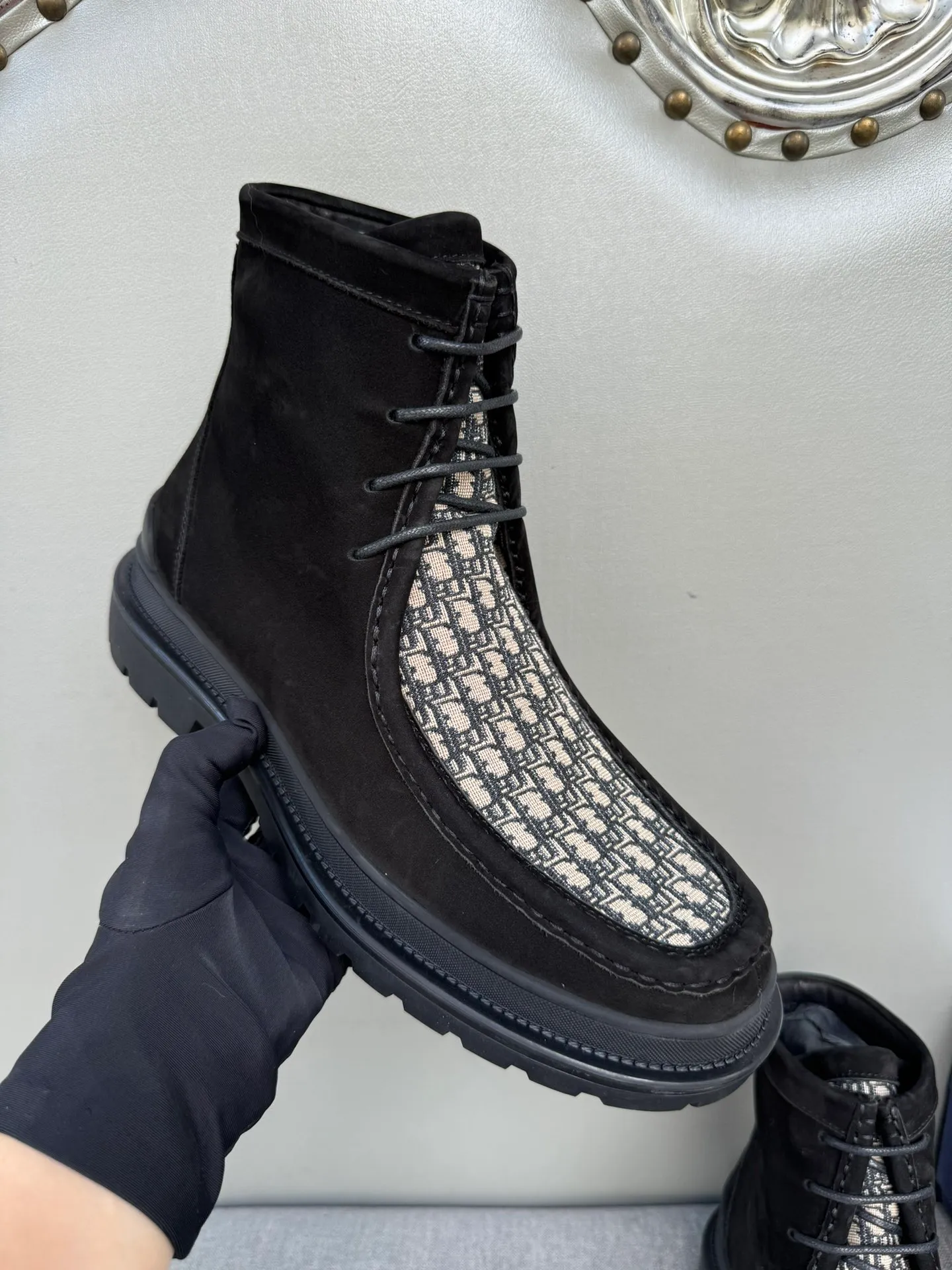 [DIOR] Top P: 1000💰 Number of yards: 39~44 (38.45 custom-made, non-refundable) Dior Dior~ Winter series, original 1:1 development Casual men's leather shoes Heavy investment, shoes and boots are made of imported cowhide + imported Dior special fabric Not easy to deform black cowhide lining Dior large hardware inlay Original TPU vacuum outsole, black cowhide Black open edge beads Military green suede Black suede Khaki suede leather is crafted by a large factory, and the perfect product is only prepared for you who know your taste! Any comparisons are welcome.